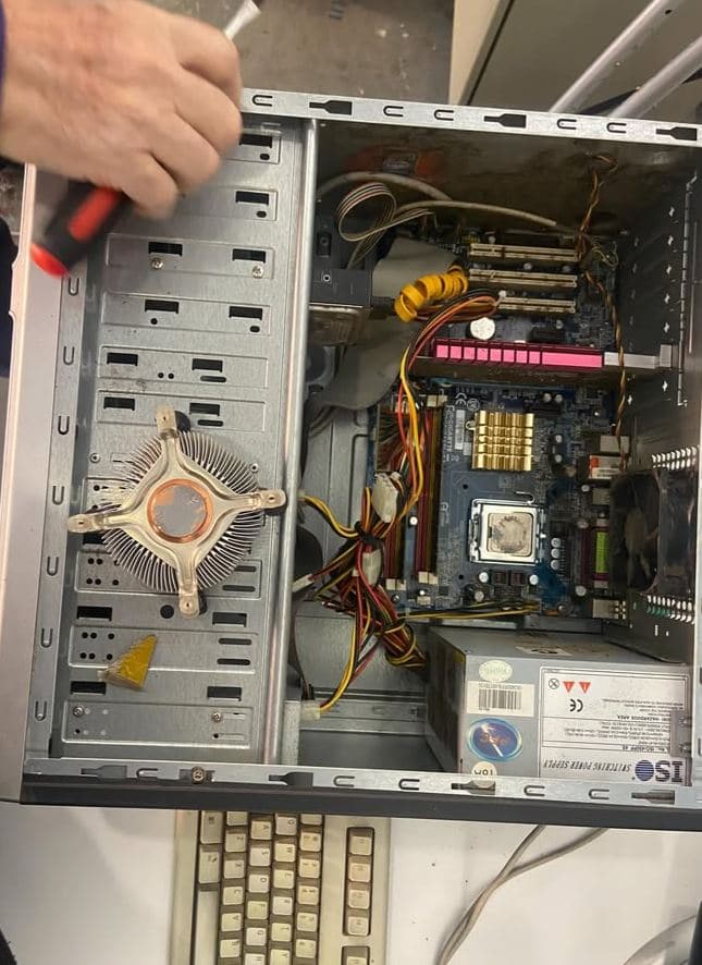 the loom pc open on the bench